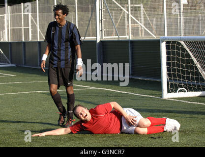 Alan Carr est sur le terrain pendant le tournage du projet du vendredi soir à la Crystal Palace football Academy, dans le sud de Londres. Banque D'Images