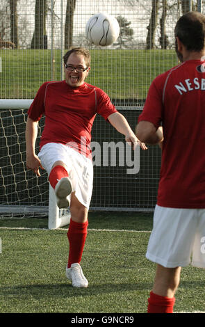 James Nesbitt et Alan Carr pendant le tournage du projet du vendredi soir à la Crystal Palace football Academy, dans le sud de Londres. Banque D'Images