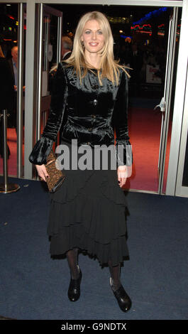 Donna Air arrive pour la première de la Charité mondiale de son A Boy Girl Thing à l'Odeon West End dans le centre de Londres. Banque D'Images