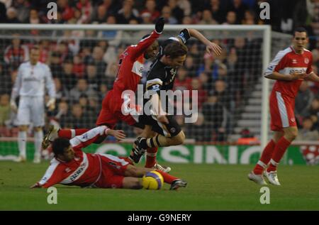 Matthew Holland de Charlton Athletic et Julio Arca de Middlesbrough se battent pour la balle Banque D'Images