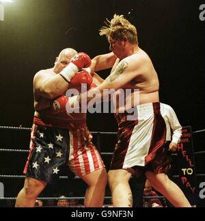 - Boxe WBF Quatre Super Heavyweight Championship - Eric "Butterbean" Esch v Shane Woollas Banque D'Images