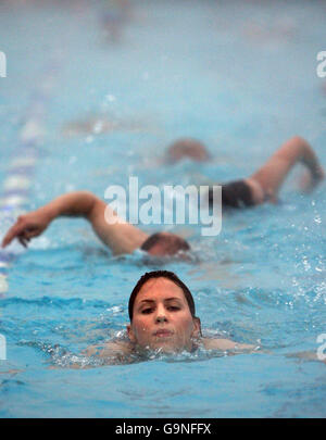 Photo des nageurs qui profitent d'une baignade matinale dans la piscine en plein air de Hampton à Hampton, Londres, le jour de Noël. Banque D'Images