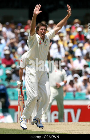 Glenn McGrath, de l'Australie, lance un appel sans succès pour le match de cricket d'Andrew Strauss, en Angleterre, au cours du premier jour du cinquième match de Test au SCG à Sydney. Banque D'Images