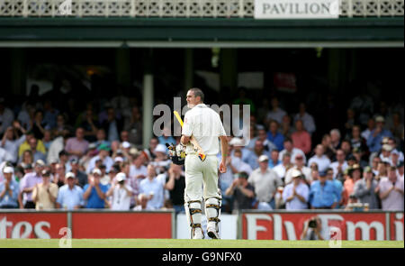 Kevin Pietersen, de l'Angleterre, quitte le terrain après avoir été pris par Michael Hussey, de l'Australie, au cours du premier jour du cinquième match de test au SCG à Sydney. Banque D'Images