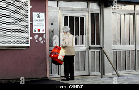 STOCK. Pourriture urbaine. Une femme utilise une nouvelle clé d'entrée électronique après l'installation de nouvelles mesures de sécurité sur le domaine de Barton Hill à Bristol afin de réduire la criminalité. Banque D'Images