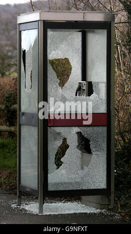 STOCK. Pourriture urbaine. Une boîte téléphonique écrasée à côté de l'A40 près d'Abergavenny à Monbucshire, au pays de Galles. Banque D'Images