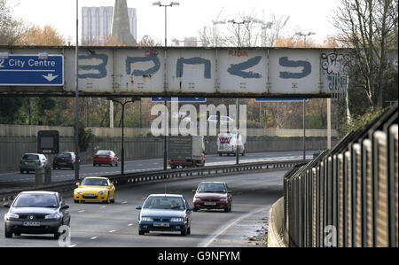 STOCK. Pourriture urbaine. Des œuvres du célèbre artiste Graffiti Banksy sont exposées sur un pont traversant la M32 à Bristol. Banque D'Images