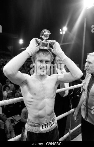 Boxe - WBC World Lightweight Championship - Jim Watt v Howard Davis Jr - Ibrox Park.Jim Watt célèbre après avoir conservé son titre Banque D'Images