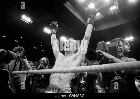 Boxe - WBC World Lightweight Title - Jim Watt v Howard Davis Jr - Ibrox Park.Jim Watt célèbre après avoir conservé son titre Banque D'Images