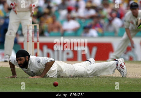 Le Monty Panesar d'Angleterre manque des champs pendant la deuxième journée du cinquième match de Test contre l'Australie à la SCG à Sydney, en Australie. Banque D'Images