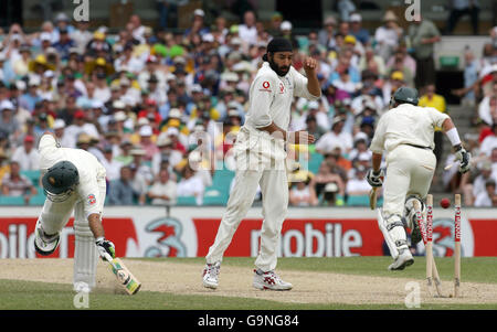 Monty Panesar d'Angleterre regarde le capitaine d'Australie Ricky Ponting (à gauche) est à court de James Anderson pendant la deuxième journée du cinquième match d'essai à la SCG à Sydney, en Australie. Banque D'Images