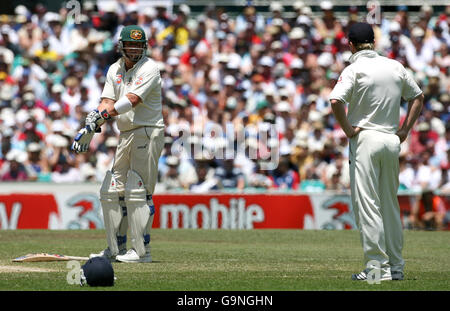 Shane Warne, de l'Australie, s'entretient avec Paul Collingwood (à droite), de l'Angleterre, au cours de la troisième journée du cinquième Test-match au SCG à Sydney, en Australie. Banque D'Images