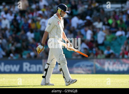 Le capitaine d'Angleterre Andrew Flintox quitte le terrain après avoir été laissé par Adam Gilchrist d'Australie pendant la troisième journée du 5e match d'essai des cendres au Sydney Cricket Ground, Sydney, Australie. Banque D'Images