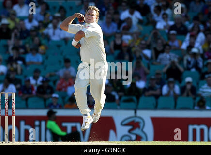 Shane Warne en action contre l'Angleterre lors du troisième jour du cinquième Test Match à la SCG à Sydney, en Australie. Banque D'Images