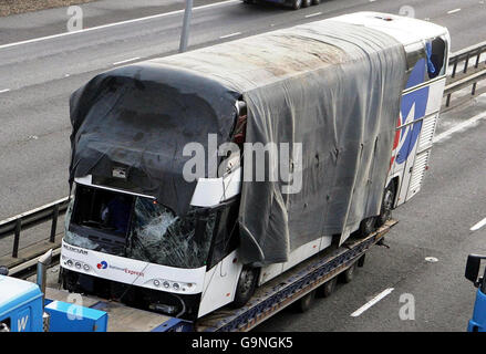 L'autocar National Express photographié sur la M40, qui a été impliqué dans un accident sur la voie de dérapage menant de la jonction 4B de la M4 est en direction de la jonction 15 de la M25 dans le sens horaire, ce qui a entraîné la mort de deux personnes. Banque D'Images