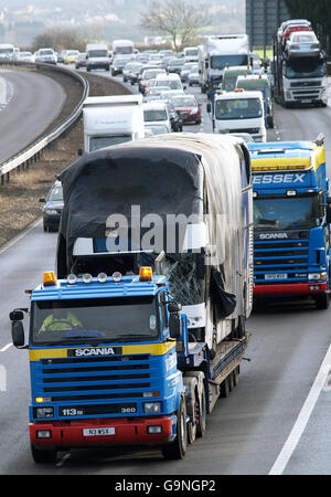 L'autocar National Express photographié sur la M40, qui a été impliqué dans un accident sur la voie de dérapage menant de la jonction 4B de la M4 est en direction de la jonction 15 de la M25 dans le sens horaire, ce qui a entraîné la mort de deux personnes. Banque D'Images