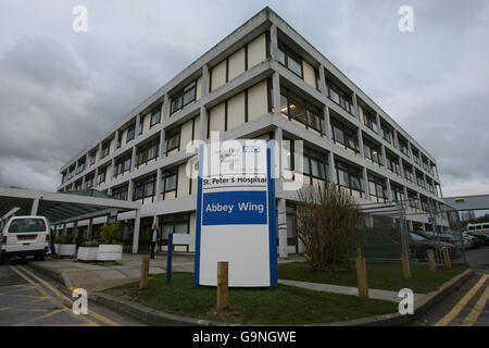 Vue générale de l'hôpital St Peter à Chertsey, Surrey, où certains des blessés de l'accident mortel d'autocar de la nuit dernière, qui s'est produit à la jonction de la M4 et de la M25 près de Slough, ont été admis. Banque D'Images