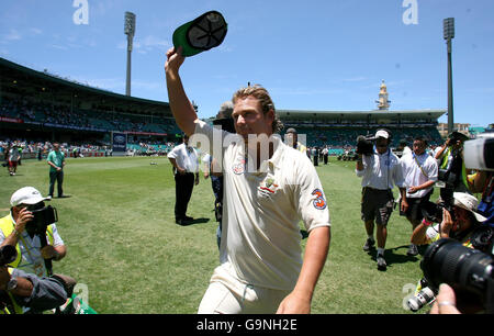 Shane Warne, de l'Australie, se déchaîne devant la foule alors qu'il quitte le terrain après le quatrième jour du cinquième match d'essai au SCG à Sydney, en Australie. Banque D'Images