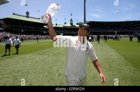 Shane Warne en Australie avec le trophée officiel de Ashes après le quatrième jour du cinquième match de Test au SCG à Sydney, en Australie. Banque D'Images