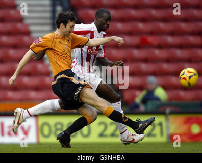 Mamady Sidibe (à droite) de Stoke City et Gary Breen de Wolverhampton lors du match de championnat Coca-Cola au stade Britannia, Stoke. Banque D'Images