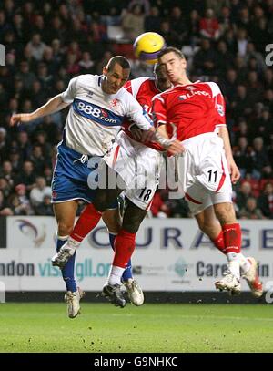 Lee Cattermole de Middlesbrough (à gauche) et Jimmy Floyd Hasselbaink de Charlton Athletic (Centre) et Darren Ambrose (droite) Banque D'Images