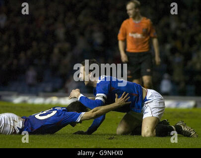 Rangers Barry Ferguson (à droite) marque son retour en tant que capitaine en marquant le cinquième but de sa partie lors du match de la Premier League de la Banque d'Écosse au stade Ibrox, à Glasgow. Banque D'Images