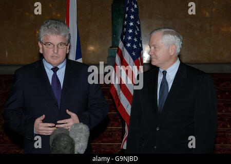 Le Secrétaire à la défense de la Grande-Bretagne Des Browne rencontre le secrétaire américain à la Défense Robert Gates Banque D'Images