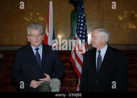 Le secrétaire britannique à la Défense des Browne (à gauche) rencontre le secrétaire américain à la Défense Robert Gates (à droite) à Lancaster House, dans le centre de Londres. Banque D'Images