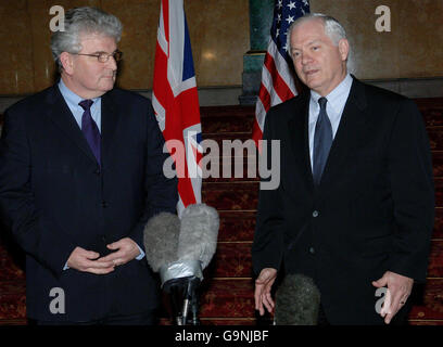 Le secrétaire britannique à la Défense des Browne (à gauche) rencontre le secrétaire américain à la Défense Robert Gates (à droite) à Lancaster House, dans le centre de Londres. Banque D'Images