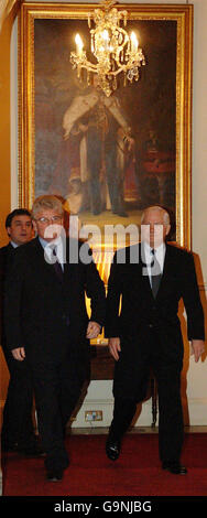 Le secrétaire britannique à la Défense des Browne (à gauche) rencontre le secrétaire américain à la Défense Robert Gates (à droite) à Lancaster House, dans le centre de Londres. Banque D'Images