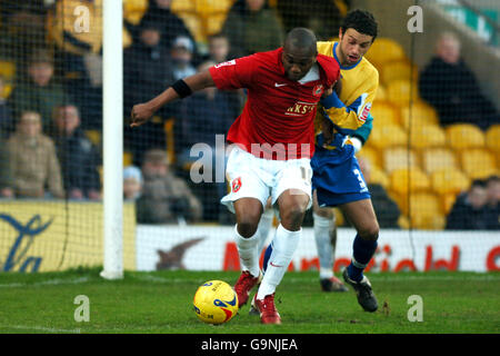 Gareth Jelleyman de Mansfield Town et Hector Sam de Walsall en action Banque D'Images