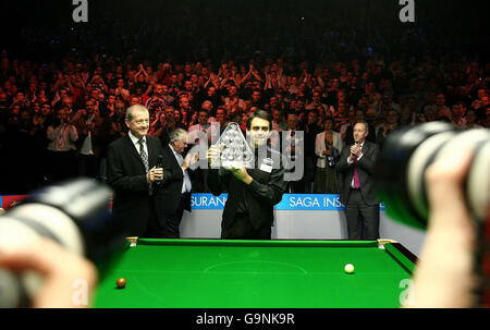 Snooker - SAGA Insurance Masters 2007 - Wembley Arena.Ronnie O'Sullivan lève le trophée après avoir remporté la finale des SAGA Insurance Masters 2007 au Wembley Arena, Londres. Banque D'Images