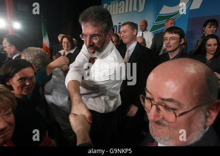 Le leader de Sinn Fein Gerry Adams est submergé par les membres du parti, après que le parti a voté massivement pour soutenir le service de police des Irelands du Nord aux parties extraordinaire ARD Fheis sur la police au RDS à Dublin. Banque D'Images