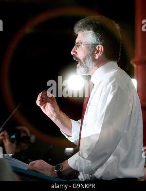 Le chef de Sinn Fein Gerry Adams a parlé après que son parti ait voté massivement pour soutenir le service de police des Irelands du Nord aux Parties extraordinaire ARD Fheis sur la police au RDS à Dublin. Banque D'Images