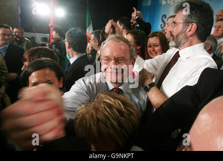 Sinn Fein le chef adjoint Martin McGuinness est submergé par les membres du parti, après que le parti a voté massivement pour soutenir le service de police des Irelands du Nord aux Parties extraordinaire ARD Pheis sur la police au RDS à Dublin. Banque D'Images