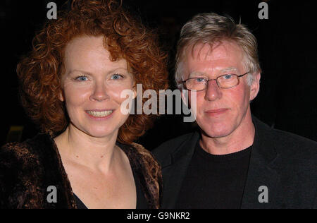 L'acteur Phil Davis et sa femme Eve arrivent pour le gala de la projection de Notes on a scandale, à l'aide de la charité Chickenshed, au cinéma Curzon, Mayfair, à Londres. Banque D'Images