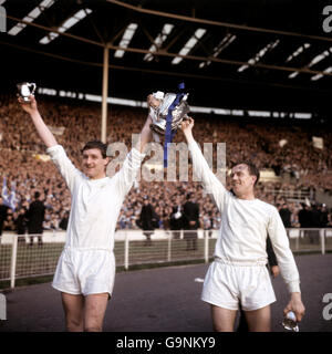 Football - football - finale de la coupe de la Ligue - Queens Park Rangers v West Bromwich Albion - Wembley -.Le capitaine Mike Keen et Jim Langley des Queens Park Rangers avec la coupe Leaugue après avoir battu West Bromwich Albion 3-2 Banque D'Images