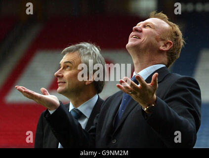 Alex McLeish, directeur de la Nouvelle Écosse, et David Taylor, directeur général de la Scottish FA, après une conférence de presse à Hampden Park, Glasgow. Banque D'Images