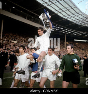 Le capitaine Mike Keen (c) des Queens Park Rangers est tenu en altitude Par ses coéquipiers comme ils célèbrent après avoir gagné la Ligue Finale de coupe contre West Bromwich Albion à Wembley Banque D'Images