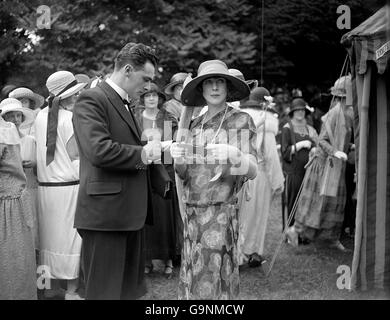 L'aristocrate et actrice britannique, Lady Diana Duff Cooper, vend des billets au théâtre Garden Party. Banque D'Images