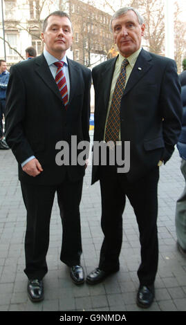 Le directeur général de British Airways, Willie Walsh, (à gauche) et le secrétaire général du Syndicat des transports et des travailleurs généraux, Tony Woodley, devant un hôtel de Londres après avoir annoncé qu'ils avaient convenu d'un règlement qui a empêché la grève prévue de l'équipage de cabine de BA, qui devait commencer à minuit ce soir, surpaye et conditions, y compris les congés de maladie et les pensions. Banque D'Images