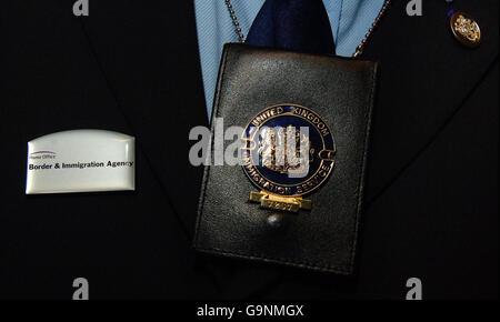 Un aperçu général des insignes des nouveaux uniformes de contrôle des frontières qui sont dans le deuxième d'un pilote de quatre semaines au terminal 3 de l'aéroport de Heathrow. Banque D'Images