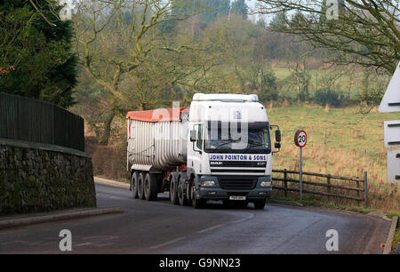 Un camion arrive à l'usine de transformation John Pointon and Sons à Cheddleton, Staffordshire. Certaines des volailles de la ferme Bernard Mathews, dans le Suffolk, qui ont connu une éclosion de grippe aviaire, sont incinérées à l'usine. Banque D'Images