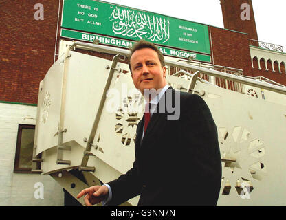 Le dirigeant conservateur David Cameron devant la mosquée centrale de Birmingham, où il s'est rendu aujourd'hui à la suite d'une série d'arrestations terroristes dans la ville. Banque D'Images