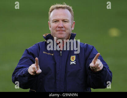 Soccer - session d'entraînement en Écosse - Hamilton Park - Girvan.Alex McLeish, directeur de la Nouvelle-Écosse, lors d'une session d'entraînement à Hamilton Park, Girvan. Banque D'Images