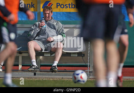 Football - session de formation de la République d'Irlande - Saint-Marin.Le directeur de la République d'Irlande, Steve Staunton, regarde pendant une session de formation au Stadio Di Serravalle à Saint-Marin. Banque D'Images