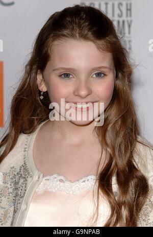 Abigail Breslin arrive pour les Orange British Academy film Awards 2007 (BAFTA) à l'Opéra Royal de Covent Garden, dans le centre de Londres. Banque D'Images