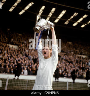 Mike Keen, capitaine des Queens Park Rangers, tient la coupe de la Ligue après le triomphe de son équipe en 3-2 sur West Bromwich Albion. Banque D'Images