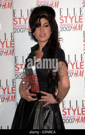 Amy Winehouse avec son prix pour la meilleure musique britannique à l'OCCASION des elle style Awards 2007, la 10e cérémonie annuelle du magazine, au Roundhouse dans le nord de Londres. Banque D'Images