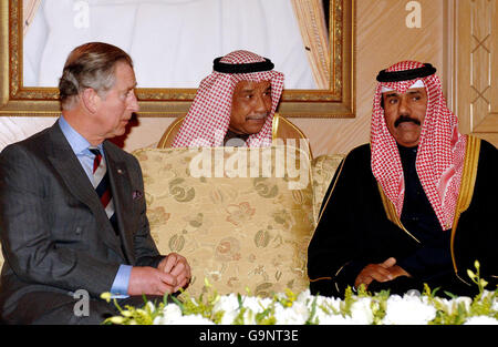 Le prince Charles de Grande-Bretagne, le prince de Galles, s'entretient avec le prince héritier du Koweït, le cheikh Nawaf Al Ahmed Al Jber Al Sabah (à droite), avec l'aide d'un interprète après son arrivée à l'aéroport international du Koweït. Banque D'Images